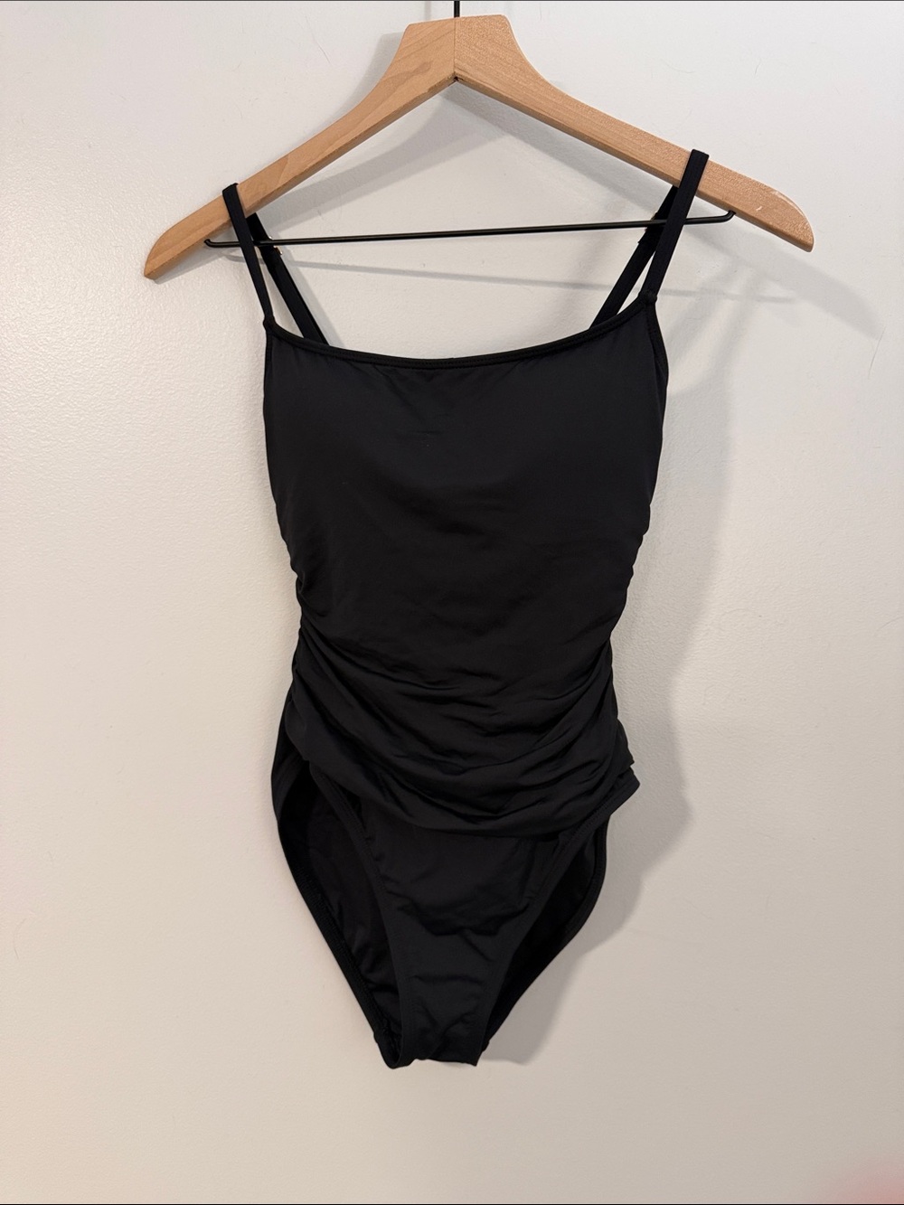 La Blanca Black Women’s Size 4 One-Piece Swimsuit